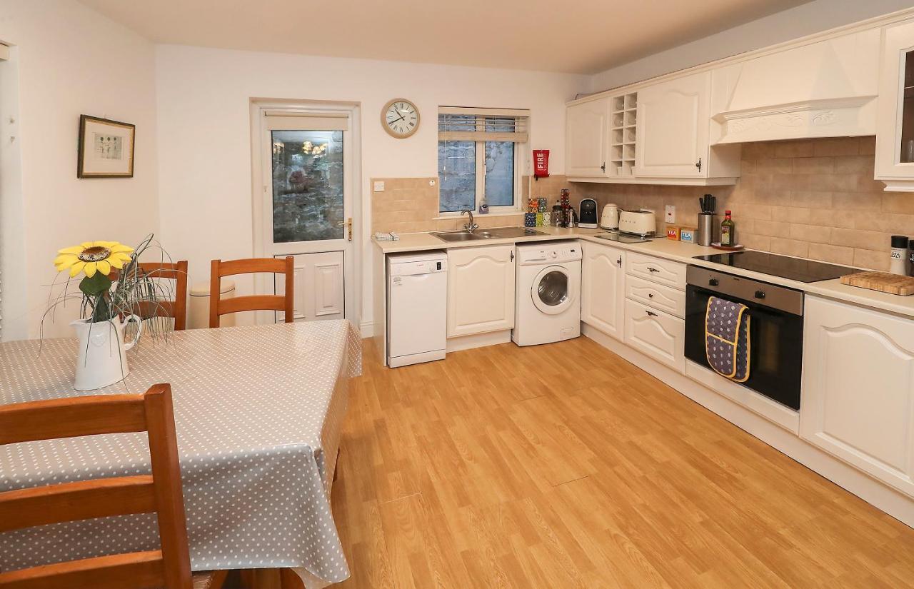 Two Bedroom Townhouse In The Heart Of Dungarvan دونغارفان المظهر الخارجي الصورة