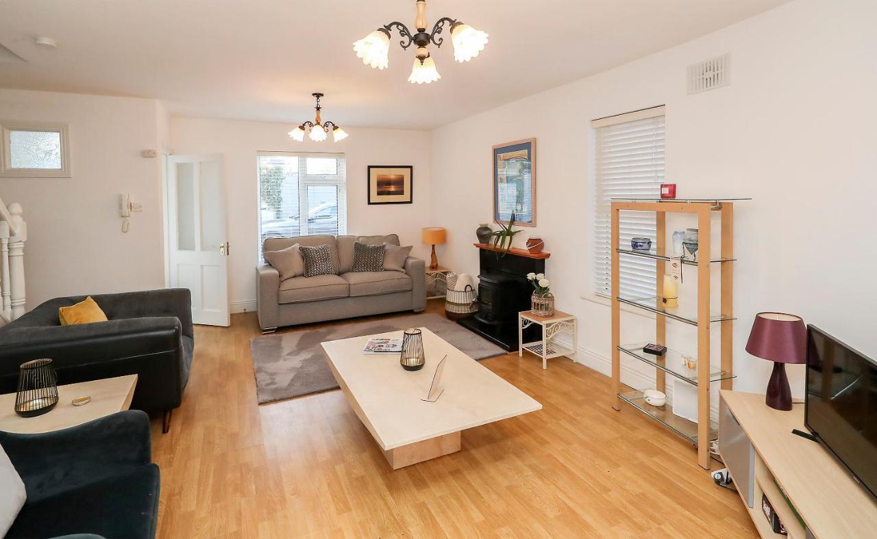 Two Bedroom Townhouse In The Heart Of Dungarvan دونغارفان المظهر الخارجي الصورة