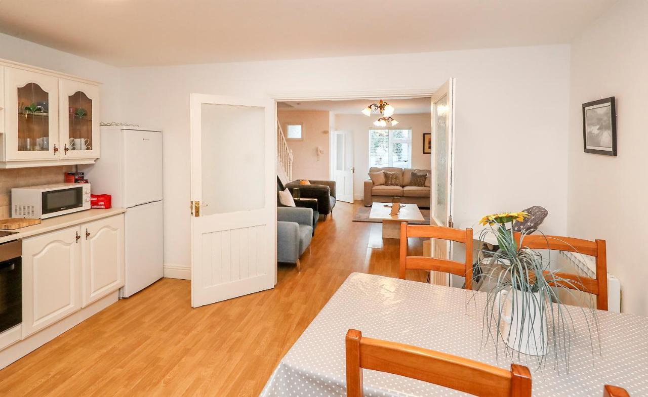 Two Bedroom Townhouse In The Heart Of Dungarvan دونغارفان المظهر الخارجي الصورة