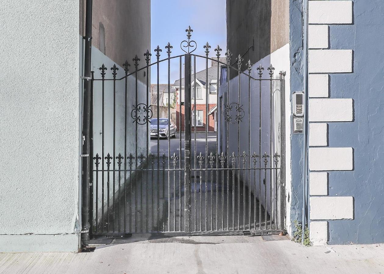 Two Bedroom Townhouse In The Heart Of Dungarvan دونغارفان المظهر الخارجي الصورة